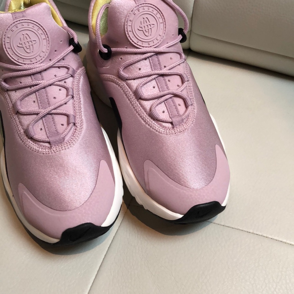 Plum Women Air Hurache ( sizes 6 or 6.5